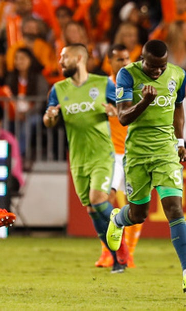 Svensson, Bruin lead Sounders to 2-0 win over Dynamo (Nov 21, 2017)